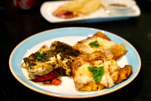 ▲「惡魔烤雞佐燉菜」、「帕瑪森炸豬排」都是非常道地的義大利菜。（圖／記者葉盛耀攝）