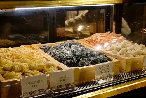 ▲首爾名店「doughroom」標榜以每日現揉麵糰，將麵粉、雞蛋與水等簡單食材，每日新鮮現做成千變萬化的義大利麵體。（圖／記者葉盛耀攝）