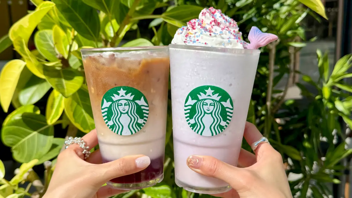 ▲7月暑假今「星巴克買一送一」有星冰樂！焦糖可可碎片星冰樂97.5元半價消暑咖啡優惠，外送免出門。萬波島嶼紅茶聯名滑板教父Mark Gonzales周邊商品，黃色小天使杯、保冷袋開喝楊枝甘露。（圖／記者蕭涵云攝）