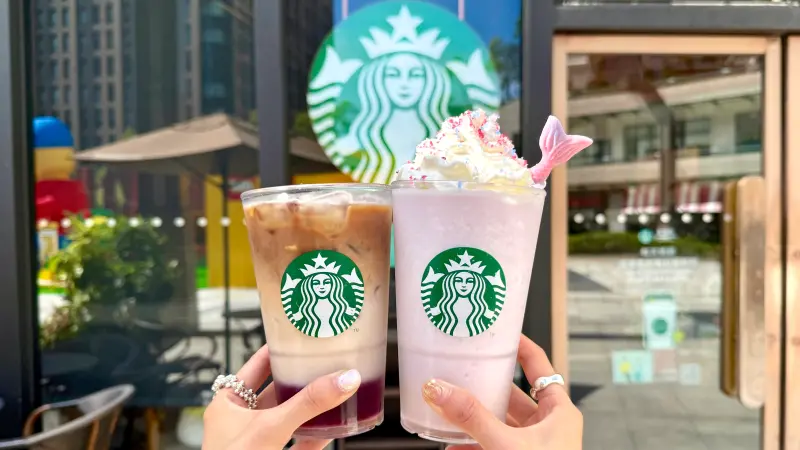 ▲暑假「星巴克買一送一」咖啡優惠！7月新品「脆糖紫紅薯燕麥瑪奇朵」、夢幻美人魚「繽紛紫紅薯奶霜星冰樂」真實口感曝光。中和環球COFFEE AND JOHN快閃店來了。（圖／記者蕭涵云攝）