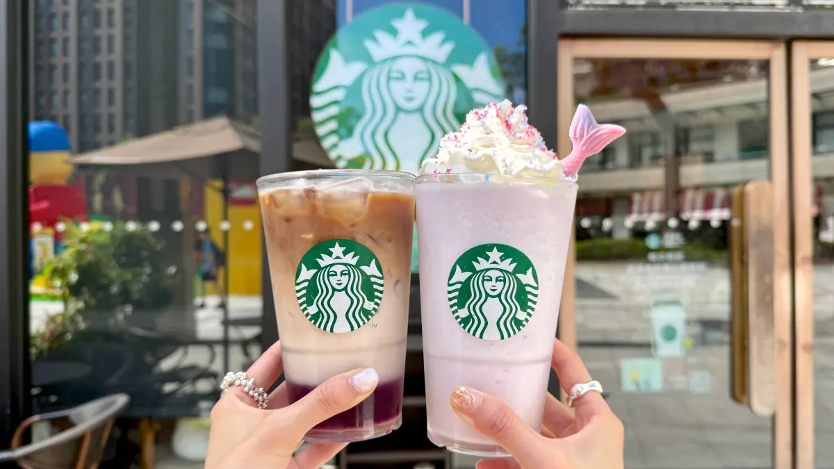 ▲全台門市「星巴克買一送一」咖啡優惠，周四今大杯美式57.5元、那堤70元，夢幻美人魚「繽紛紫紅薯奶霜星冰樂」95元！Bacha Coffee夿萐咖啡「買一送一」爽喝10天一覽。（圖／記者蕭涵云攝）