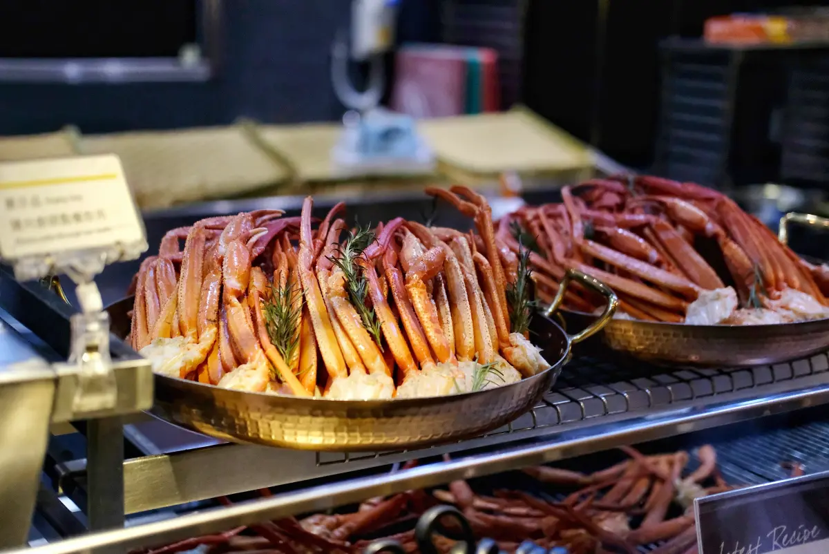 ▲台北寒舍艾美酒店「探索廚房」宣布將漲價，漲幅最高達到40%，最貴要每人近3000元才吃得到。圖為人氣菜色松葉蟹腳。（圖／記者葉盛耀攝）