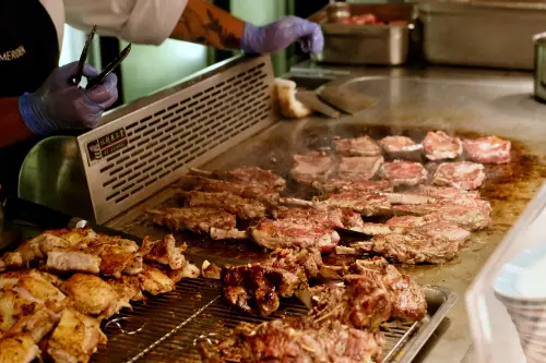 ▲「探索廚房」有爐烤牛排之外，鐵板現煎牛排也很受到歡迎。（圖／記者葉盛耀攝）