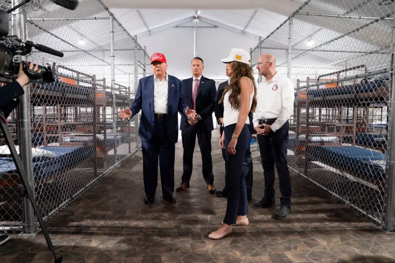 ▲美國總統川普（Donald Trump）1日前往佛州視察新興建的「鱷魚惡魔島」（Alligator Alcatraz）移民拘留中心。（圖／翻攝自美國國土安全部的X）
