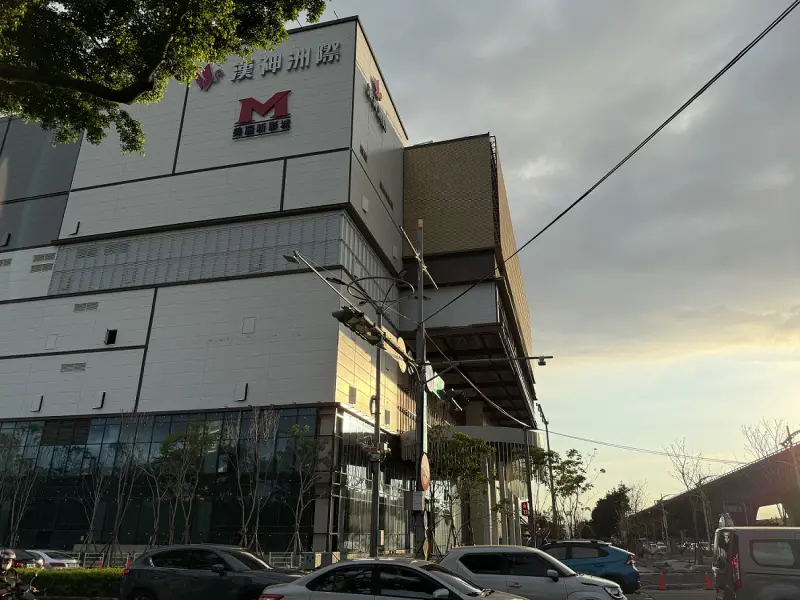 ▲14期重劃區街廓完整、機能完整自足，自住比例高，以中大型坪數的電梯社區與別墅為主，圖為漢神洲際百貨。（圖／信義房屋提供）