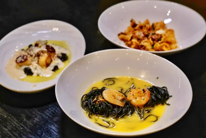 ▲台北寒舍艾美酒店邀請首爾獲得米其林推薦的超人氣義式餐廳doughroom的創辦人李駿主廚(Jun Lee)登台，即日起進駐吃到飽餐廳「探索廚房」，招牌料理包含被封為「必吃神麵」的「鮮蝦墨魚天使髮絲麵」以及多到義大利料理，通通都能吃到飽。（圖／記者葉盛耀攝）