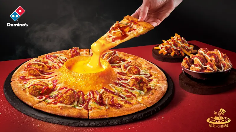 ▲中職富邦啦啦隊李雅英代言達美樂「韓風炸雞火山披薩」新品，7月7日起購買送「女神歡樂應援卡包」，還有機會拿iPhone 16；7月暑假「火山系列半價」披薩優惠。拿坡里買一送一。（圖／達美樂提供）