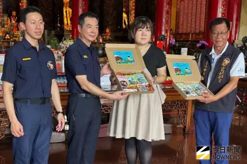 ▲高雄市三民區覆鼎金保安宮捐贈一批防詐宣導品給高雄市警三民第二分局，由分局長許健基(左2)代表接受。(圖／記者黃守作攝，2025.07.02)
