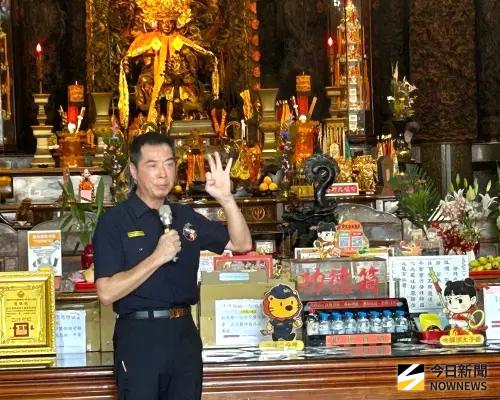 ▲高雄市警三民第二分局許健基宣導防詐。(圖／記者黃守作攝，2025.07.02)