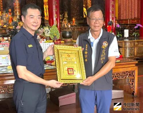 ▲高雄市警三民第二分局分局長許健基(左)致送感謝狀給覆鼎金保安宮，由董事長黃明華(右)代表接受。(圖／記者黃守作攝，2025.07.02)