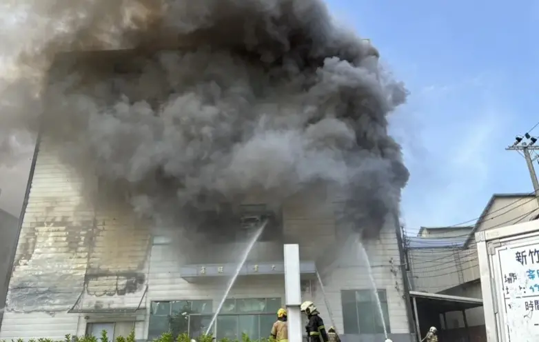 ▲新竹縣竹北市鑫旺工業大樓2日發生火警，現場冒出大量黑煙，消防局出動百名消防員，經歷16小時才將大火撲滅。(圖／翻攝畫面)
