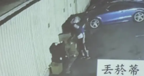 新竹縣竹北市鑫旺工業大樓2日發生火警,事後調查發現,疑似物流公司司機抽菸亂扔菸蒂釀禍。 ▲新竹縣竹北市鑫旺工業大樓2日發生火警,事後調查發現,疑似物流公司司機抽菸亂扔菸蒂釀禍。(圖/翻攝畫面)