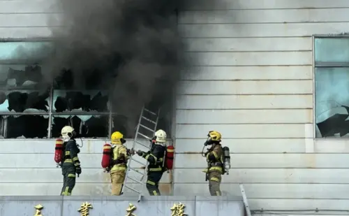 新竹縣竹北市鑫旺工業大樓2日發生火警,現場冒出大量黑煙,消防局出動百名消防員,經歷16小時才將大火撲滅。 ▲新竹縣竹北市鑫旺工業大樓2日發生火警,現場冒出大量黑煙,消防局出動百名消防員,經歷16小時才將大火撲滅。(圖/翻攝畫面)