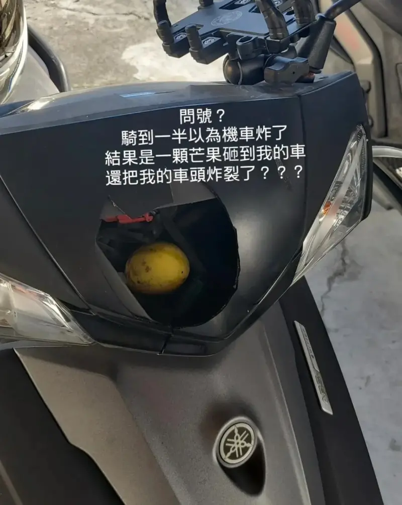 ▲雲科大林姓碩士生PO網分享，騎乘機車行駛間被芒果爆頭的經驗。(圖／翻攝畫面)