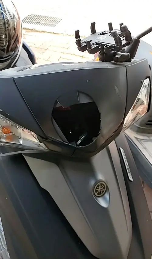 雲科大林姓碩士生PO網分享,騎乘機車行駛間被芒果爆頭的經驗,機車被芒果砸出一個大洞。 ▲雲科大林姓碩士生PO網分享,騎乘機車行駛間被芒果爆頭的經驗,機車被芒果砸出一個大洞。(圖/翻攝畫面)