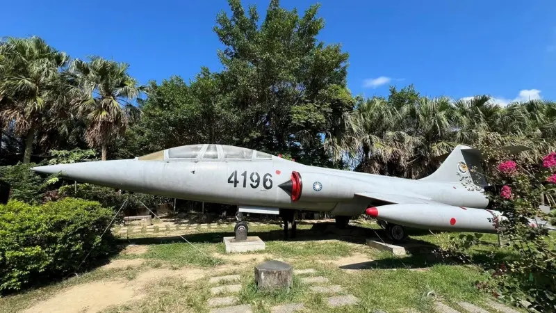 ▲帥氣的F-104戰機，已經從基隆軍武公園拆解移至桃園航空城博物館第1機庫。（圖／桃園市文化局）