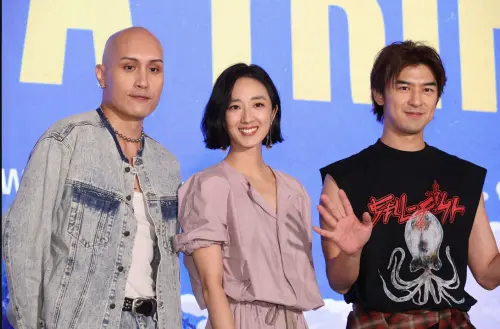 ▲黃宣(左)稱桂綸鎂(中)很脱線,讓在場所有人都訝異。(圖/記者陳明安攝) ▲黃宣(左)稱桂綸鎂(中)很脱線,讓在場所有人都訝異。(圖/記者陳明安攝)