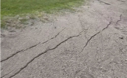 ▲日本鹿兒島外海吐噶喇群島連日地震，2日下午一起規模5.5地震，造成小寶島上唯一一間學校的操場地裂。（圖／翻攝自NHK）