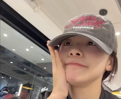 ▲韓籍啦啦隊女神李多慧下班後低調現身火鍋店，獨自用餐還搞笑自拍，但全程將帽子壓低遮臉，粉絲心疼直呼女神都沒自由了！（圖／李多慧 Threads）