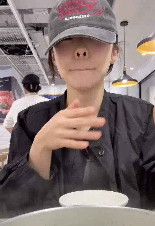 ▲李多慧獨自在火鍋店用餐,享受下班的幸福時光。(圖/李多慧 Threads) ▲李多慧獨自在火鍋店用餐,享受下班的幸福時光。(圖/李多慧 Threads)