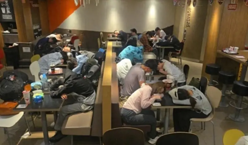 ▲「18塊遊香港」近期引發中國社群熱議，不過香港富二代鍾培生批評，窮遊香港「沒文化又沒水準，亂地丟垃圾又要在街上過夜」，只是影響香港人生活。圖為五一連假中國遊客到香港，選擇不住飯店而是在速食店睡覺過夜。（圖／翻攝自小紅書）