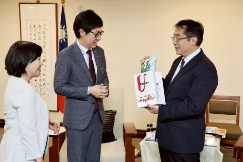 ▲黃偉哲致贈秋田市長昭谷純紀念品。(圖/南市府提供) ▲黃偉哲致贈秋田市長昭谷純紀念品。(圖/南市府提供)