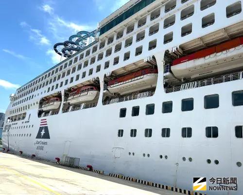 ▲國際郵輪泊靠高雄港旅運中心碼頭。(資料照／記者黃守作攝)