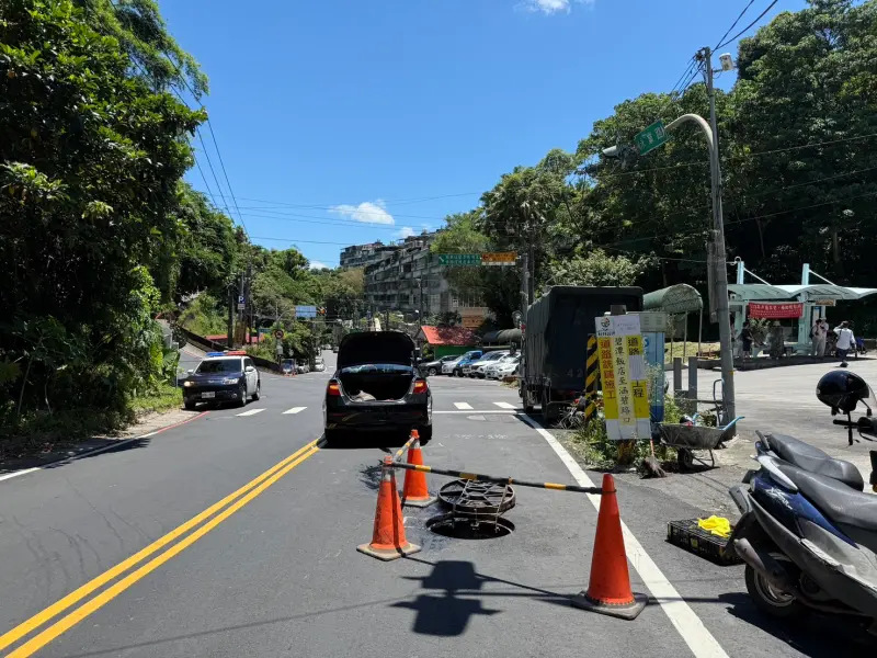 ▲ 新北市新店區永業路1日發生一起車禍意外，一名男子進行下水道檢修，沒放置交通錐，遭汽車輾過送醫搶救後不治。（圖／翻攝畫面）