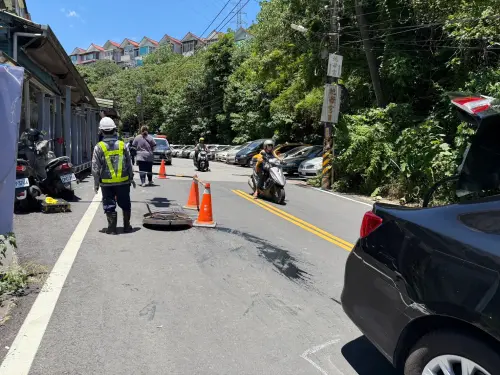 新北市新店區永業路1日發生一起車禍意外,一名男子進行下水道檢修,沒放置交通錐,遭汽車輾過送醫搶救後不治。 ▲ 新北市新店區永業路1日發生一起車禍意外,一名男子進行下水道檢修,沒放置交通錐,遭汽車輾過送醫搶救後不治。(圖/翻攝畫面)