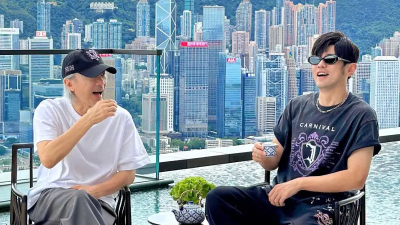 ▲周杰倫（右）與周星馳（左）睽違2年再度合體，星爺詩意發文稱「夢想不能等」，暗藏足球與紅酒意象，引爆超過10萬粉絲對2人「周周組合」合作的期待，全網粉絲敲碗：「快合作！」（圖／翻攝自周星馳IG）