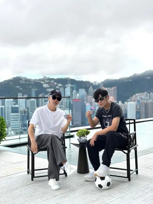 ▲外傳周杰倫（右）有望與周星馳（左）近年積極準備的電影《女足》合作，如今周杰倫腳踩足球，似乎象徵2人合作機會大增。（圖／翻攝自周星馳IG）