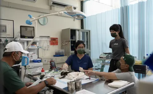 ▲白癡公主（右2）在動物醫院中見證小動物手術。（圖／公視提供）