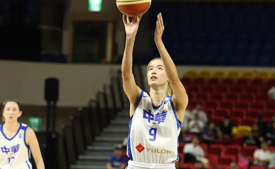 ▲中華女籃征戰瓊斯盃女子組賽事，今（2）日首戰交手菲律賓，靠著前國泰洋將庫克斯，在禁區一夫當關攻下17分、11籃板「雙十」成績，搭配國內好手、台元女籃的林文佑挹注14分，終場85：59笑納首勝。（圖／籃協提供）