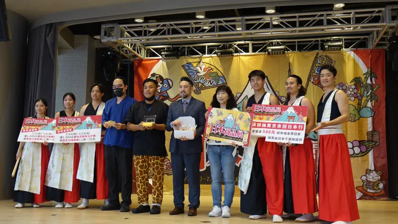 ▲於「日本商品展 」店櫃單筆消費滿500元即可獲得「日本航空日本來回機票」抽獎資格，有機會抽中日本機票大獎。（圖／SKM Park Outlets 提供）