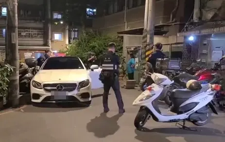 ▲ 中和警方攔查可疑車輛，追進巷弄內，連開11槍後成功將嫌犯逮捕。（圖／翻攝畫面）