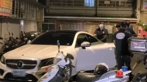 中和警方攔查可疑車輛,追進巷弄內,連開11槍後成功將嫌犯逮捕。 ▲ 中和警方攔查可疑車輛,追進巷弄內,連開11槍後成功將嫌犯逮捕。(圖/翻攝畫面)