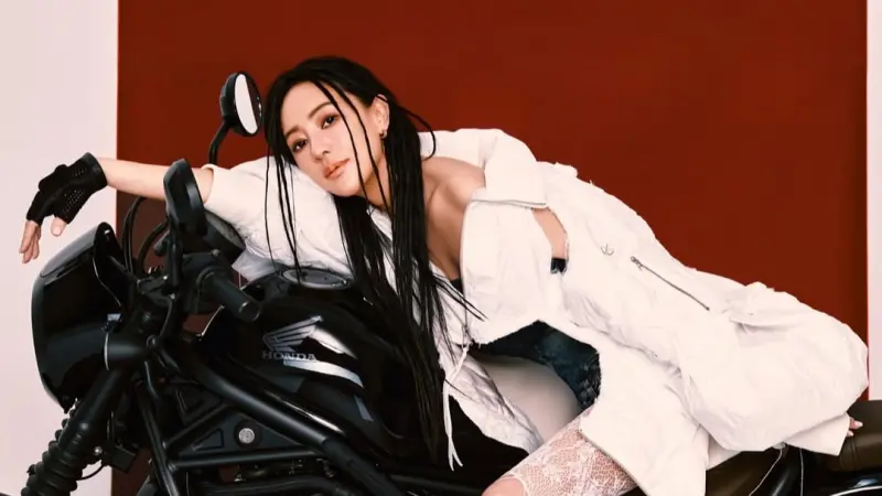 ▲女星兼名媛關穎近年淡出演藝圈，近日受邀擔任藍心湄《女人我最大》「頂級之夜」的擔任7月封面人物，大方展示自己的香奈兒名牌包收藏，並霸氣喊話：「我不賣包，只送人！」（圖／翻攝自關穎IG）