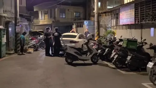 中和警方攔查可疑車輛,追進巷弄內,連開11槍後成功將嫌犯逮捕。 ▲ 中和警方攔查可疑車輛,追進巷弄內,連開11槍後成功將嫌犯逮捕。(圖/翻攝畫面)