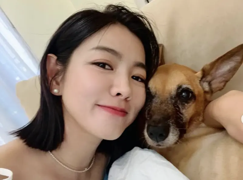 ▲米可白（如圖）的愛犬錢錢過世，透露男友孫綻在替錢錢吹毛時，短短幾秒時間祂就離開了，喊話要錢錢換個健康的身體再回來。（圖／翻攝自米可白IG）