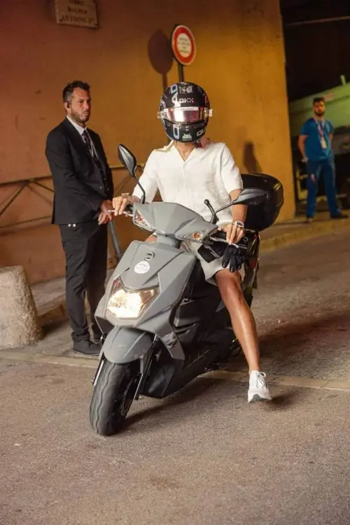 現年25歲的F1冠軍車手Lando Norris,日前騎乘三陽SYM的輕便型速克達Orbit III 125亮相,引發眾多車友討論。(圖/取自landolapinto X) ▲現年25歲的F1冠軍車手Lando Norris,日前騎乘三陽SYM的輕便型速克達Orbit III 125亮相,引發眾多車友討論。(圖/取自landolapinto X)