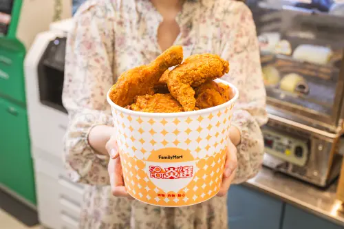 ▲▲全家「SOHOT炎選炸雞桶餐」任選8入即享320元優惠價。（圖／全家提供）