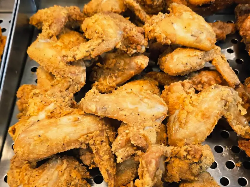 ▲家樂福即起有「金脆手羽先」4入只要59元，可自搭炸雞腿變成炸雞餐。（圖／家樂福提供）