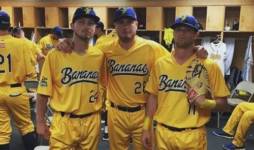 ▲樂天桃猿洋投波賽樂（中）曾在2016年加入香蕉棒球隊，是該隊創隊元老。（圖／截圖自波賽樂IG）