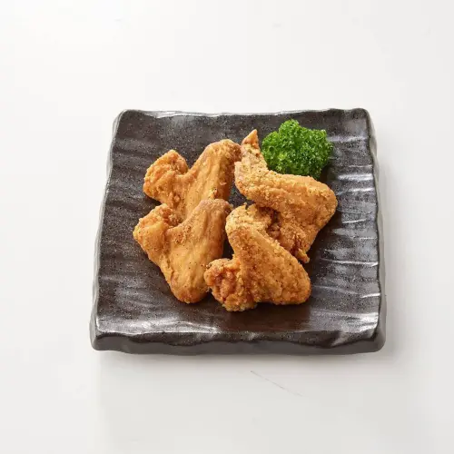 ▲家樂福即起有「金脆手羽先」4入只要59元，可自搭炸雞腿變成炸雞餐。（圖／家樂福提供）