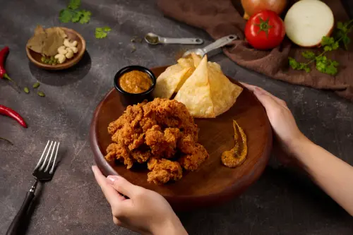 炸雞腿30元!三商炸雞「買5送6、買一送一」 生日身分證送薯條 ▲繼光香香雞X淇里思印度餐廳開吃「咖哩炸雞」,單點165元、套餐195元(含卡滋脆餅+咖哩沾醬)。(圖/香繼光集團提供)