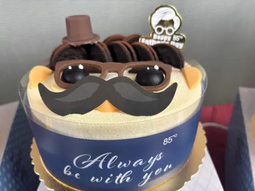 ▲ 6吋「帥氣歐多桑」款蛋糕，以巧克力餅乾堆疊出時髦的短捲髮，戴上眼鏡蓄著八字鬍，顯得成熟又有魅力，