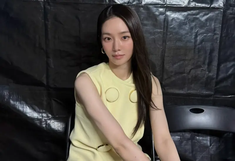 ▲朴圭瑛（如圖）日前在《魷魚遊戲2》播畢後，上傳一張拍攝中休息照片，竟驚見後方疑似246參賽者李陣郁身穿粉紅衛兵制服的照片，大型劇透現場，火速引發爭議，朴圭瑛也在昨（2）日接受採訪時正式公開道歉，並透露外界最好奇的Netflix是否有要求高額違約金的事情。（圖／朴圭瑛IG）