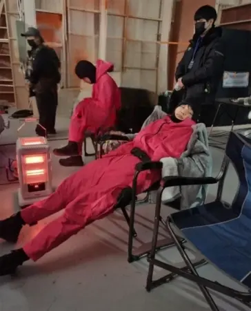 ▲朴圭瑛（前）劇透《魷魚遊戲3》李陣郁（後）角色！首度公開道歉　透Neflix高額違約金。（圖／翻攝自韓網）