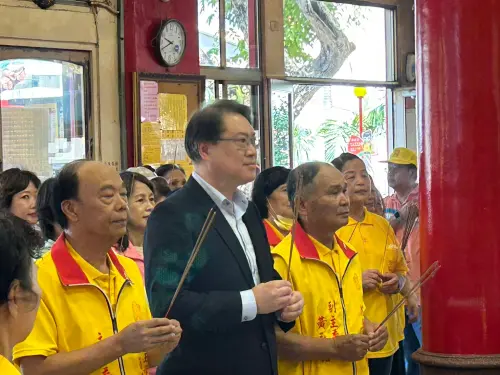 ▲林右昌上午赴花蓮勝安宮參香祈福。（圖／記者陳佩君攝，2025.07.03）