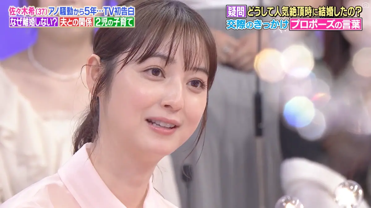 ▲佐佐木希（如圖）上節目首談對渡部建的感受，以及婚姻現況，夫妻倆的生活都以孩子為重心。（圖／翻攝1周回って知らない話）